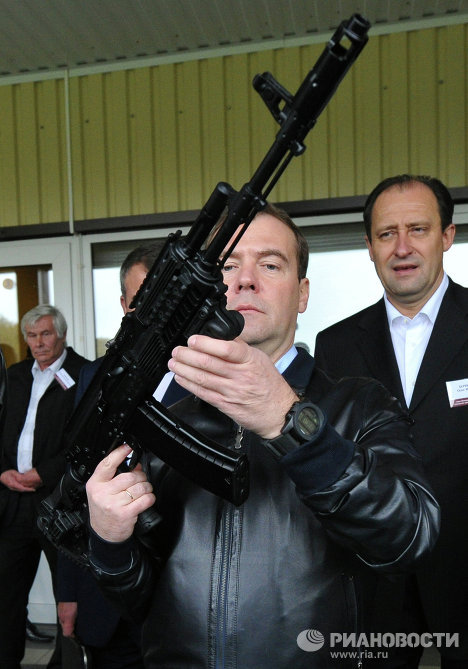 с оружием Дмитрий Медведев