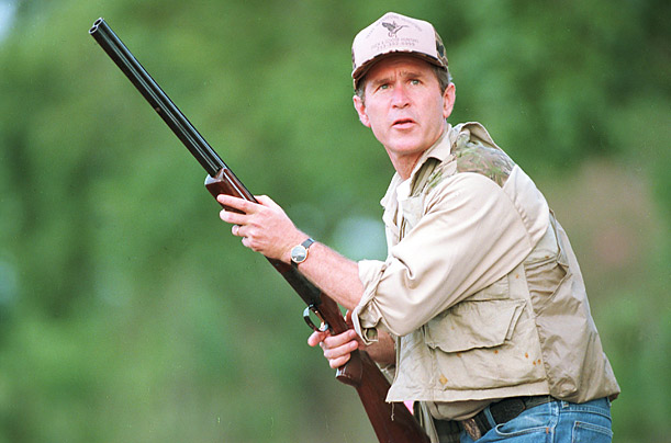 с оружием Джордж Буш