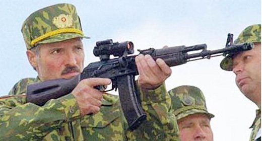 с оружием Александр Лукашенко